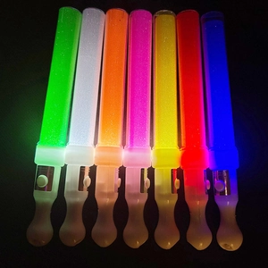 Detailansicht bunter LED-Leuchtstäbe in sieben kräftigen Farben auf schwarzem Hintergrund