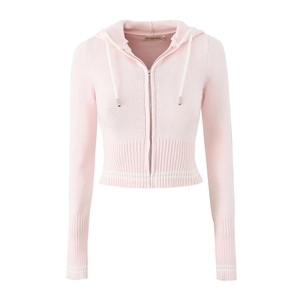 Detailansicht des rosa Strick-Hoodies mit Reißverschluss, kurzem Schnitt und weißen Streifen