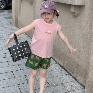 Borsa a tracolla intrecciata vintage per bambini con t-shirt rosa e pantaloncini