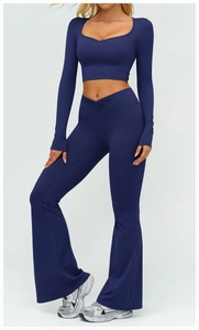 Détail de l'ensemble de yoga bleu marine avec haut décolleté cœur et pantalon évasé