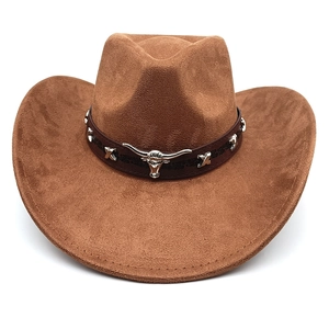Detail eines Western-Cowboyhuts mit silberner Stierkopf-Metallverzierung am braunen Band