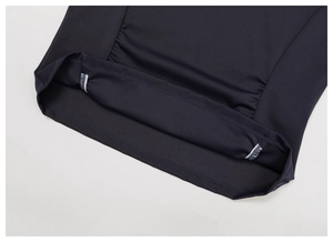 Détail de l'ourlet à double aiguille et ruban latéral sur haut de yoga sport bleu marine