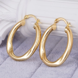 Elegante große U-förmige goldene Creolen mit strukturierter Oberfläche für Damen