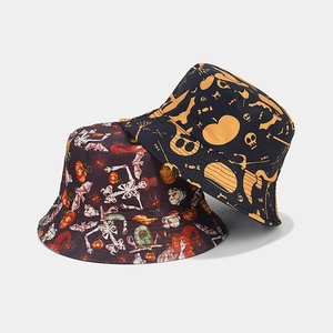 Makroaufnahme von Halloween Fischerhüten mit lila Totenkopf und schwarzen Kürbismustern