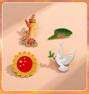 Vue détaillée de quatre épinglettes en émail de style chinois avec fleurs et symboles