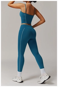 Yoga-Set in Pfauenblau mit weißen Kontrastnähten zeigt figurbetontes High-Waist-Design