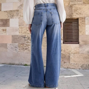 Vue arrière du jean vintage à taille haute et jambe large en denim bleu délavé