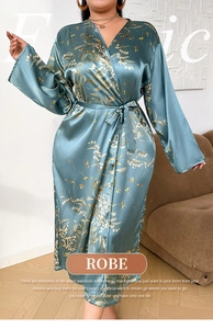 Detailaufnahme der blaugrünen Satin-Robe mit Blumenmuster und seidiger Stoffstruktur