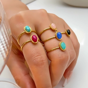 Edelstahlringe mit 18k Vergoldung und bunten ovalen Natursteinen für Damen Mode