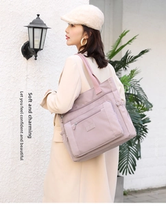 Détail d'un sac cabas en nylon mauve avec poches fonctionnelles sur un mannequin