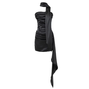Détail de la robe bustier noire en satin avec ruban licou élégant et tissu brillant