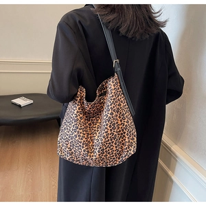 Détail du sac hobo à imprimé léopard avec bandoulière réglable en cuir noir sur le modèle