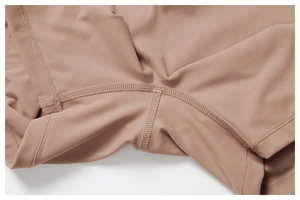 Vue macro des coutures plates et du tissu brossé doux sur le short de yoga rose