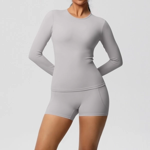 Détail de l'ensemble de yoga gris clair avec haut à manches longues et short en nylon
