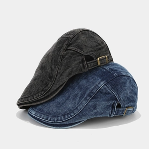 Casquette gavroche vintage en jean délavé noir et bleu foncé avec boucles en métal