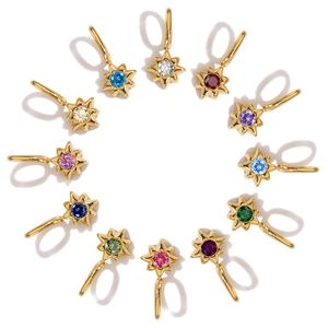 Detail van 12 gekleurde 14K vergulde sterhangers bezet met sprankelende zirkonia