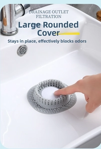 Primo piano del filtro per lavandino in silicone grigio premuto in un lavabo in ceramica