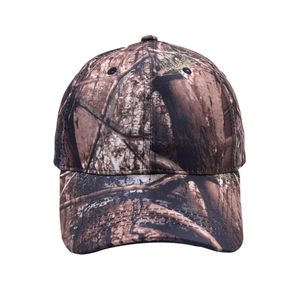 Dettaglio del cappellino da baseball mimetico con occhielli traspiranti e cuciture rinforzate