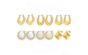 Dettaglio di un set di sei orecchini geometrici placcati oro con design intrecciati