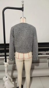 Vue arrière de la veste en tweed gris pour femme avec boutons dorés et texture tissée