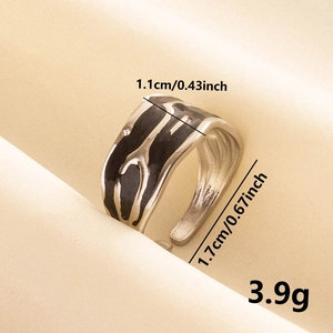Detailed view of the vintage silver ring showing a 1.1cm width and 1.7cm diameter