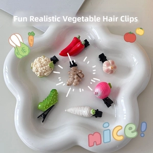 Détails de diverses pinces à cheveux en résine en forme de légumes dans un plat blanc