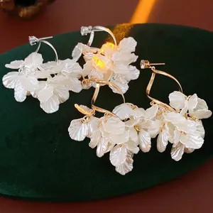 Elegante Blumen-Ohrstecker mit Zirkonia-Akzenten in Gold- und Silberoptik