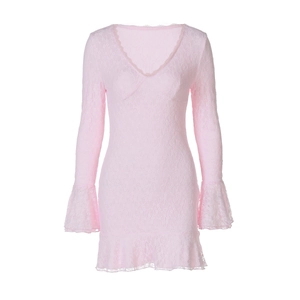 Détail de robe en dentelle rose avec col en V, motifs floraux et poignets évasés élégants