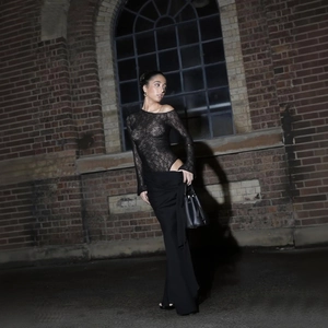Robe élégante noire en dentelle à épaules dénudées avec manches longues et jupe moulante