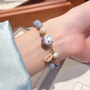 Elegante bracciale con perline colorate, ciondolo a forma di gatto e targhetta dorata