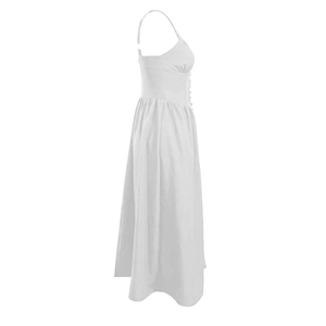 Vue latérale d'une robe longue blanche à bretelles avec des plis élégants à la taille