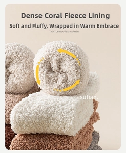 Gros plan sur un tissu polaire corail épais montrant une texture douce et veloutée