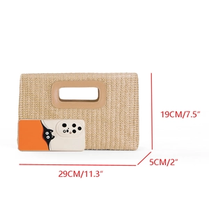 Detailed size chart of the beige straw clutch showing dimensions 29x19x5cm with smartphone scale