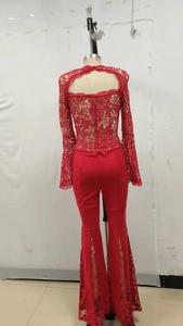 Détail d'un body en dentelle rouge avec dos nu et longues manches évasées sur mannequin