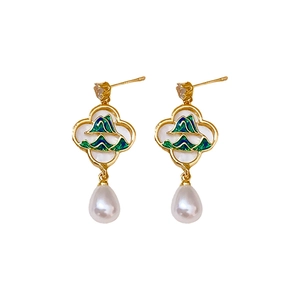 Boucles d'oreilles fleur dorées avec émail vert et un pendentif perle blanche