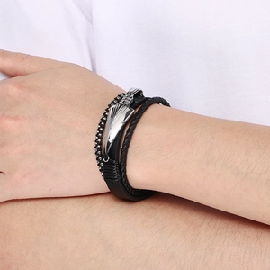 Dettaglio macro del bracciale da uomo in pelle multistrato con piuma d'argento e perline