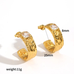 Vue détaillée des boucles d'oreilles en titane doré avec dimensions et informations