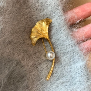 Spilla foglia di ginkgo placcata oro 18K con perla su tessuto di maglia grigio