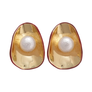 Boucles d'oreilles ovales dorées avec perle blanche et bordure émaillée rouge