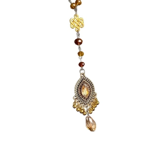 Sautoir ethnique vintage avec perles en cristal et pendentif en pierre ambrée dorée