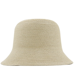 Détail du tissage fin en paille sur un chapeau cloche beige avec boucle de ceinture