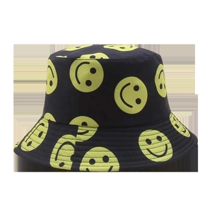 Cappello bucket in cotone nero con faccine gialle e tesa larga per la protezione solare