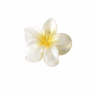 Parelmoer witte en gele plumeria bloem haarklem met een subtiel kleurverloop