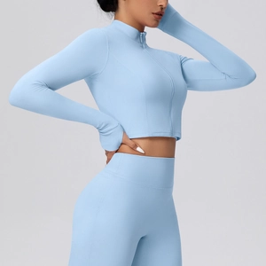 Detailaufnahme der hellblauen Yoga-Jacke mit Stehkragen und praktischen Daumenlöchern
