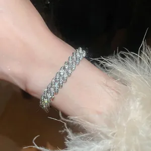 Bracelet luxueux à maillons cubains plaqué or 18 carats avec zircons étincelants au poignet