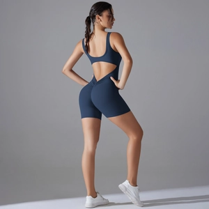 Détail du dos nageur ajouré et couture effet galbant sur le body de yoga bleu