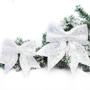 Set de 2 lazos navideños blancos con lentejuelas en ramas de pino nevadas para decoración