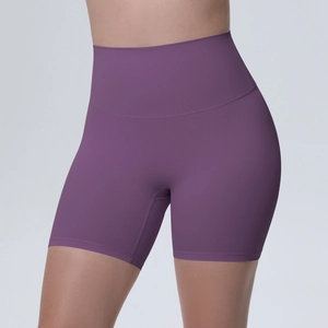 Gros plan du short de yoga violet à taille haute montrant le tissu élastique et les coutures