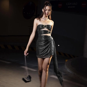 Détail de la robe bustier pailletée avec découpes à la taille et anneaux dorés