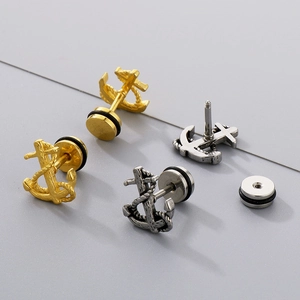 Dettaglio degli orecchini ad ancora in acciaio oro e argento con chiusura a vite